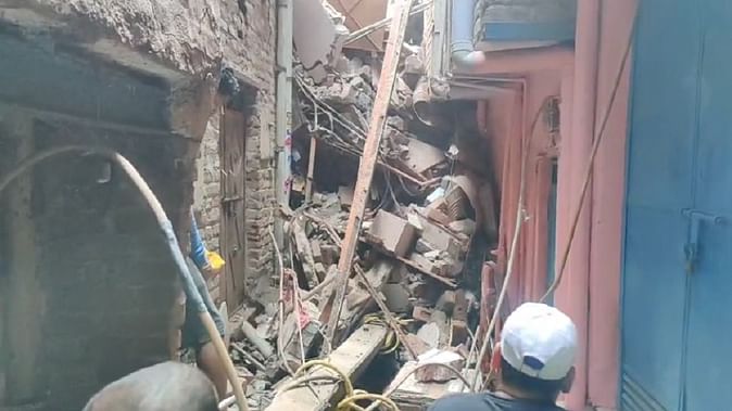 delhi-building-collapse_bd26863329200bea1a7a3cbbd8441629